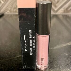 MAC Cosmetics Lipglass in oyster girl 305